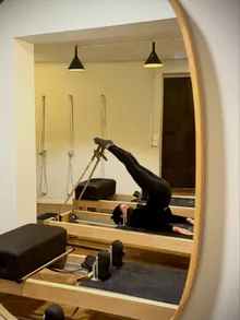 Ophélie en exercice sur reformer, jambes tendues