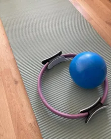 Anneau et ballon de Pilates sur un tapis